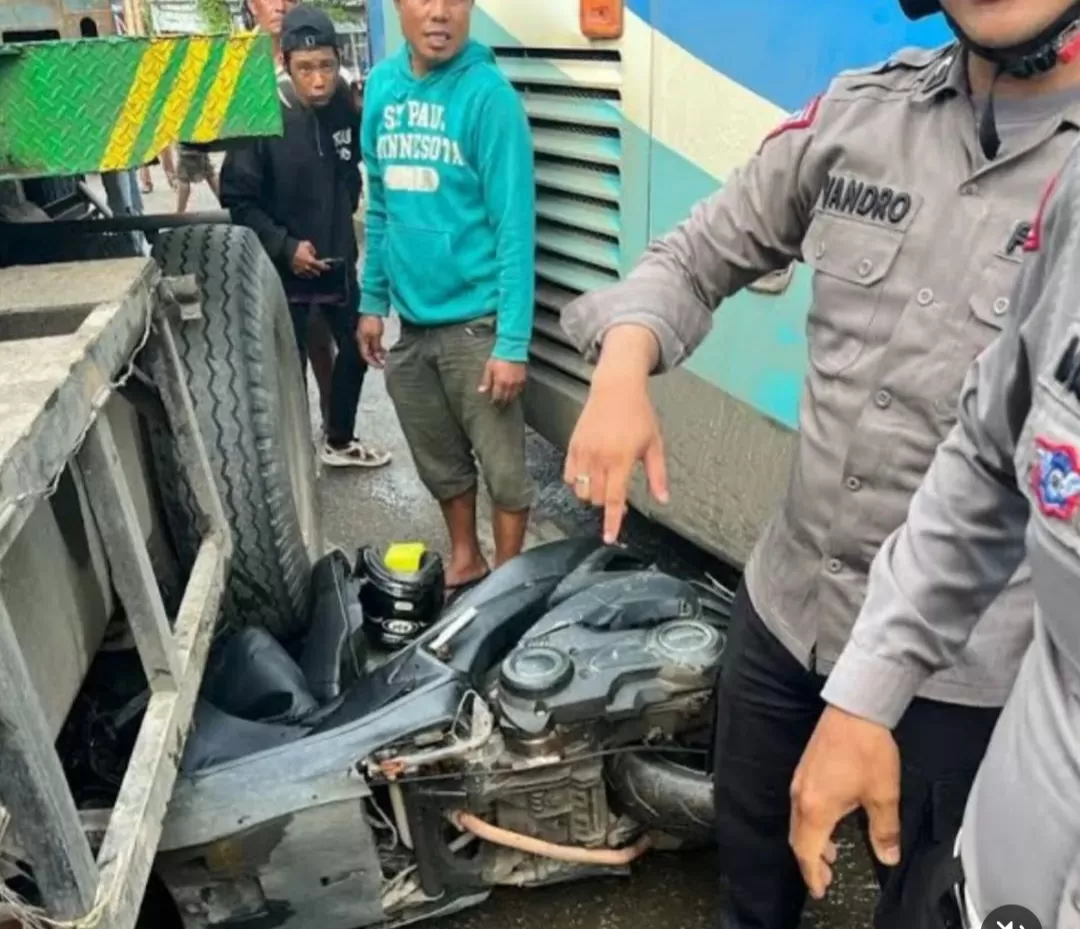 Viral! Aksi Heroik Polisi yang Rela Ganjal Bus dengan Kendaraan untuk Selamatkan Jiwa Masyarakat, Netizen: Yang Kaya Gini Kalian Ga Apresiasi?