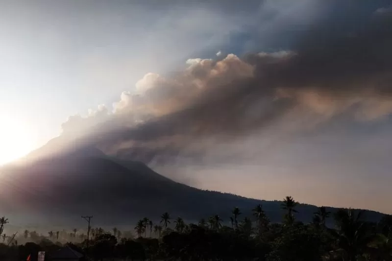Abu Vulkanik Dari Erupsi Gunung Lewotobi Laki-Laki Mengakibatkan Ditutupnya Bandara Frans Seda Maumere Di Sikka NTT