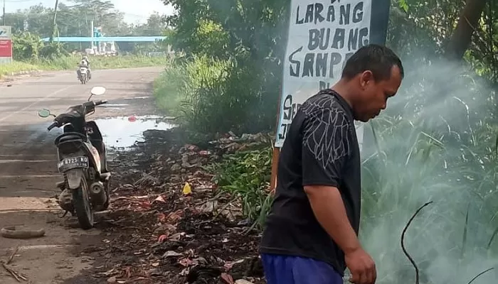 Kepala Desa Talang Duku Geram Lihat Sampah Berserakan di Jalan Raya