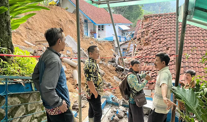 Tanah Longsor Jebol Gedung Sekolah SMPN 1 Jenawi Karanganyar dan Putuskan Akses Jalan