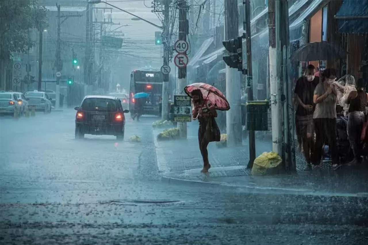 Prakiraan Cuaca DKI Jakarta Jumat 5 Januari 2024, Waspada Potensi Hujan Disertai Angin Kencang di Sore Hari
