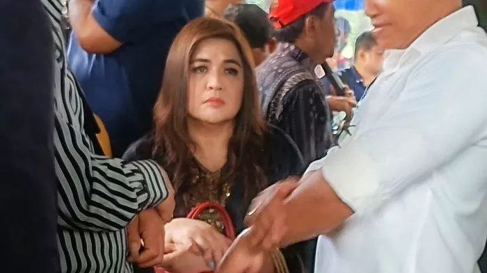 Cornelia Agatha Iringi Pemakaman Rizal Ramli di TPU Jeruk Purut