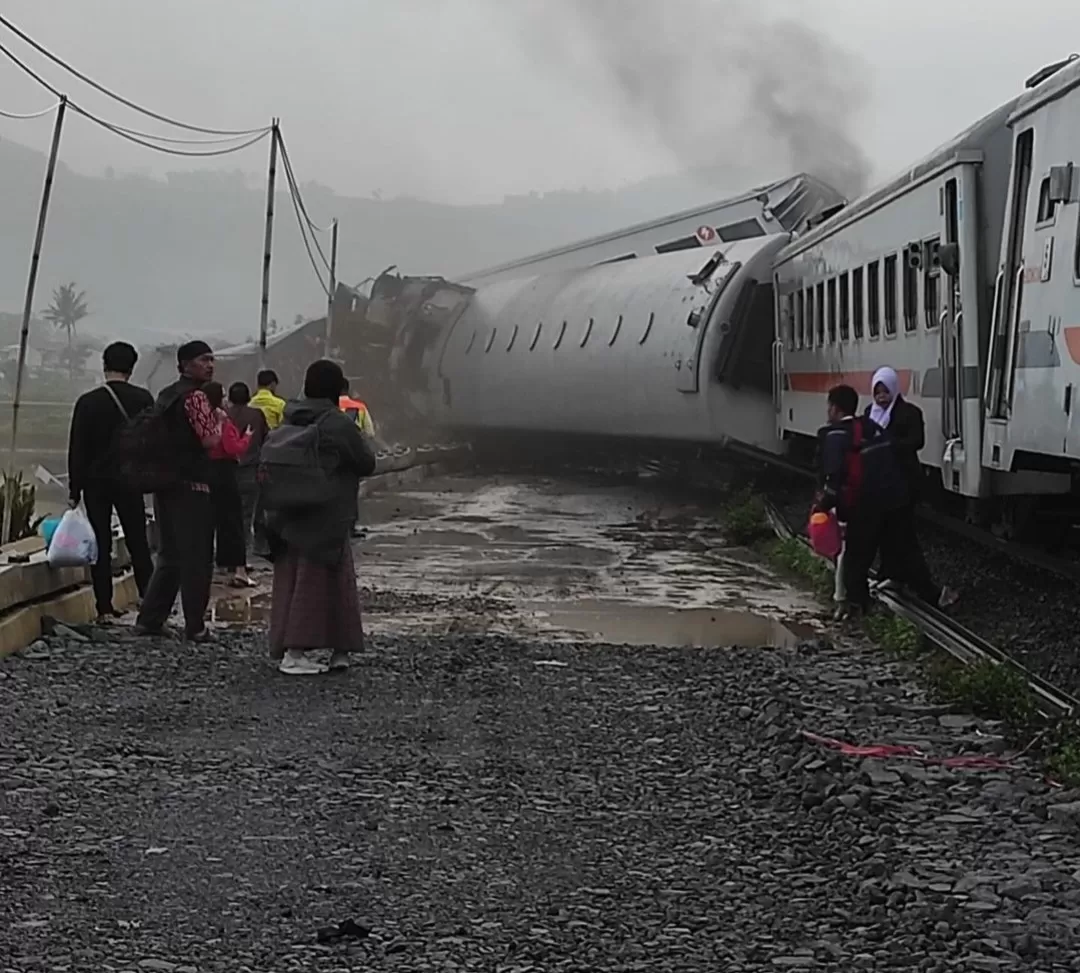 Pascatabrakan, Jalur Kereta Api Haurpugur-Cicalengka Belum Belum Bisa Dilintasi Karena Masih Proses Evakuasi