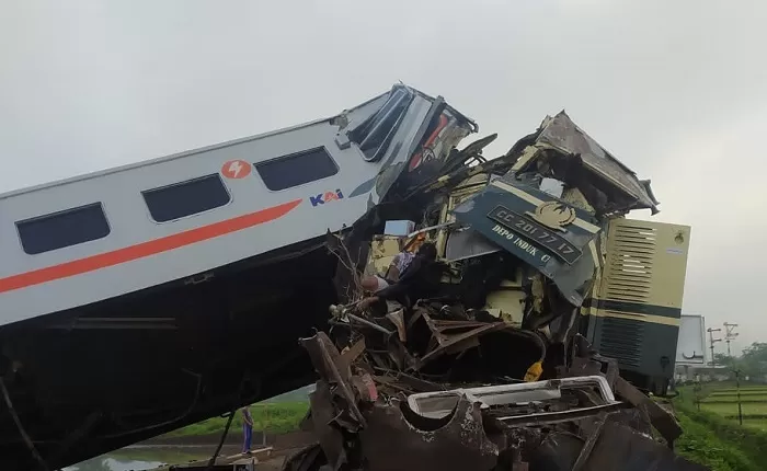 BREAKING NEWS!!!!  Kecelakaan KA Turangga dan KA Baraya Di Cicalengka Bandung