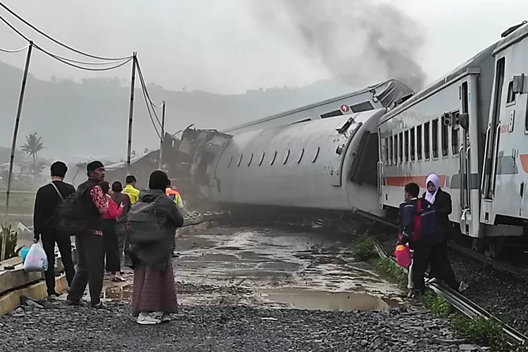 Permintan Maaf KAI Terkait Insiden Tabrakan KA Turangga dan Kereta Lokal Bandung