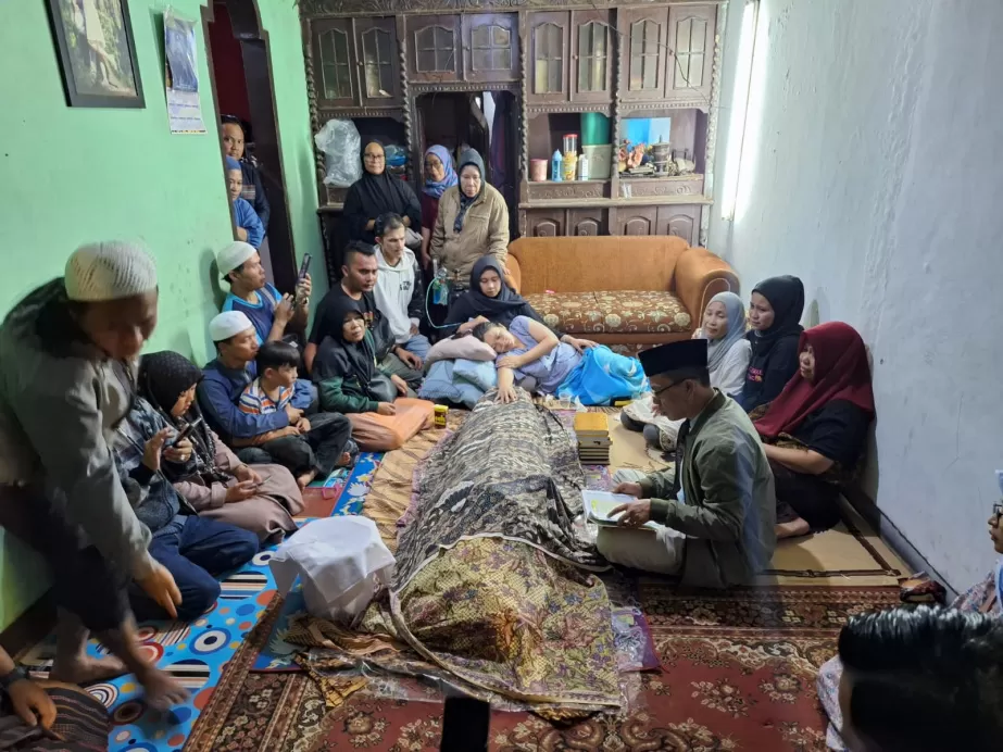 Bupati Bandung Dadang Supriatna Bertakziah Ke Rumah Duka Korban Tabrakan KA Turangga - KA Bandung Raya