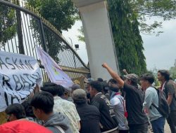 Demo Minta Bebaskan Ketua Adat Simalungun di Polda Sumut Ricuh