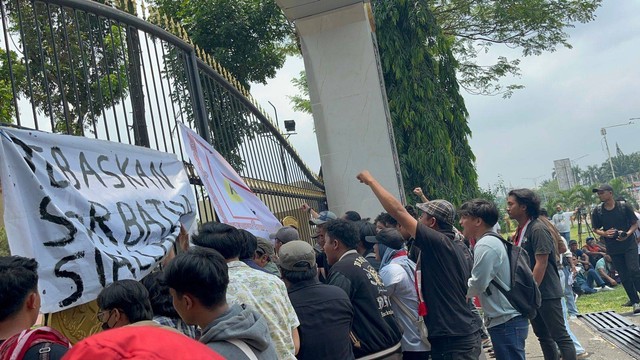 Demo Minta Bebaskan Ketua Adat Simalungun di Polda Sumut Ricuh