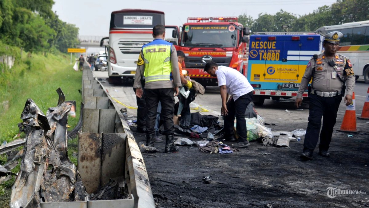 Evakuasi Kecelakaan di Tol Cikampek Km 58, Body Mobil Grandmax Dipotong, Banyak Korban yang Terjepit