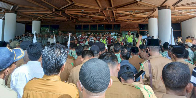 Tuntut Masa Jabatan Sesuai UU Desa, Ratusan Kades di Aceh Geruduk Kantor Gubernur