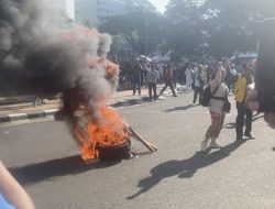 Massa Demo di Patung Kuda Bakar Ban usai Putusan Sengketa Pilpres Dibacakan
