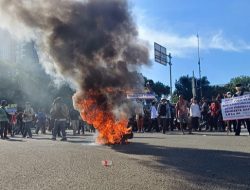 Kecewa Kalah, Massa Aksi Putusan MK Ngamuk Bakar Ban di Patung Kuda