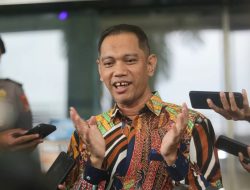 Bikin Haru! Prabowo Subianto Peluk Pengusaha Telur Asin yang Berhasil Biayai Sekolah Adiknya Berkat Bantuan Ketua Dewan Kehormatan MDS Coop